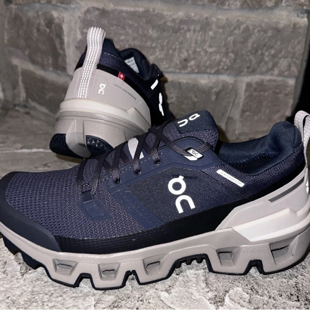 On Cloud Wander Women's Waterproof Shoes - Navy/Light Gray